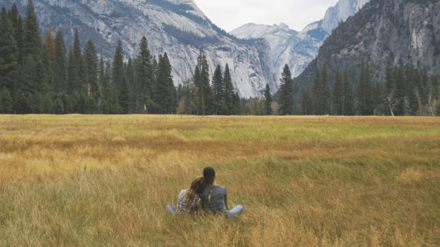 名言を英語で 人間に関して最も驚いたことを問われた際 ダライ ラマは答えた 人間は お金を稼ぐために健康を犠牲にする 名言の旅 E J Quotes 日本語と英語で名言 格言 ことわざ巡り